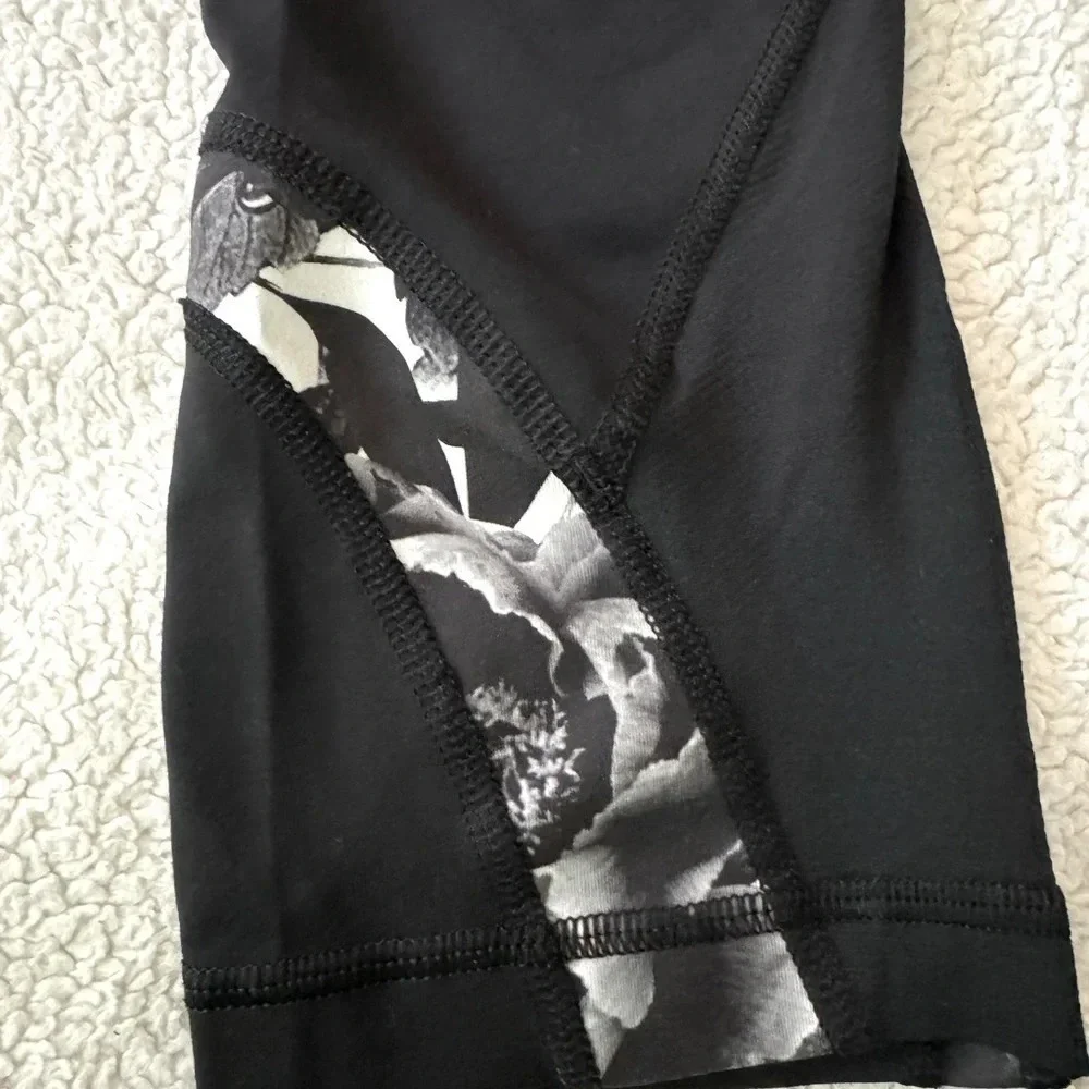 Lululemon 4 black crop II leggings Brisk Bloom, waistband w/zip & size. Pull tag